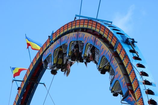 Kermis Alkmaar in het centrum met attracties, lichtjes en bezoekers op een druk plein in de avond