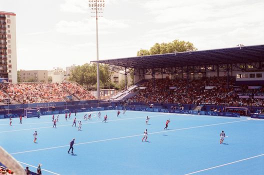 Bezoekers op een terras in Alkmaar die live olympische spelen kijken op een groot scherm