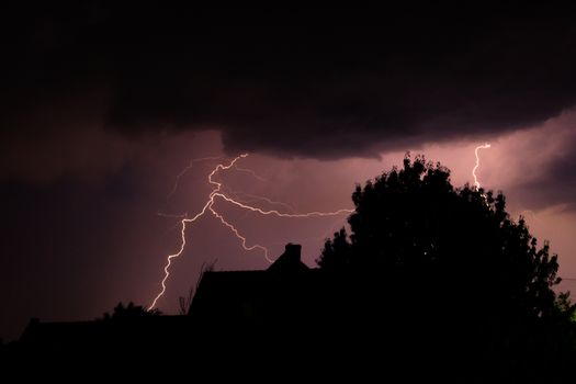 Onweersbuien op komst in Alkmaar: timing, hagel en impact