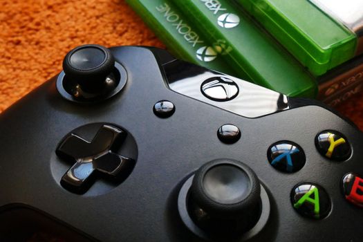 Xbox-console met controller en gameaccessoires in een moderne woonkamer, passend bij een regionaal artikel over kopen in Alkmaar