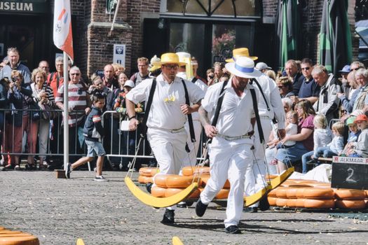 Drukte op het Waagplein bij alkmaar evenementen vandaag in de binnenstad