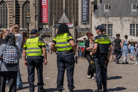 Televisiekijkers in een Alkmaarse woonkamer praten enthousiast over B en B Vol Liefde 2026