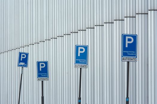 Straat met geparkeerde auto's in centrum voor parkeervergunning Alkmaar
