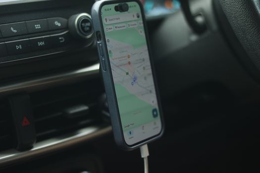 SP Connect telefoonhouder op stuur van fiets in de binnenstad van Alkmaar, klaar voor navigatie