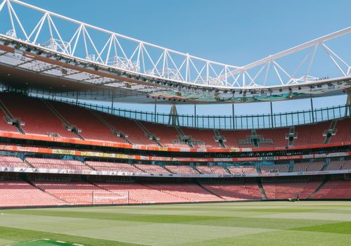 Telefoon met stand premier league op terras in Alkmaar terwijl supporters live de ranglijst bekijken