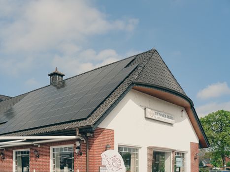 Zonnepanelen op het dak van een tussenwoning in Alkmaar op een zonnige dag