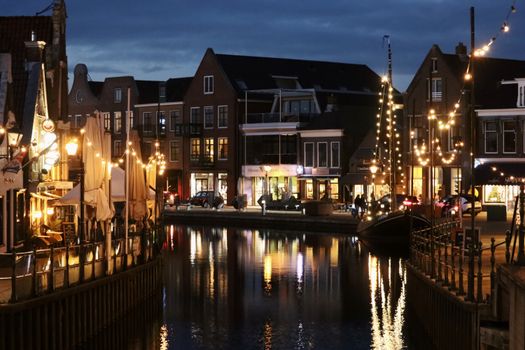 Open koffer met vakantiekleding, toiletspullen en reisdocumenten op bed, klaar om in te pakken in Alkmaar