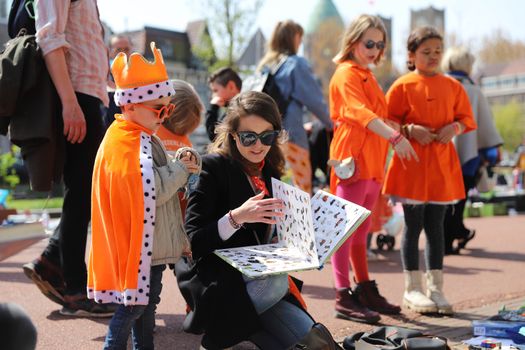 Wat te doen met Koningsdag 2026 in Alkmaar: drukte op Waagplein met vrijmarkt, terrassen en oranje bezoekers