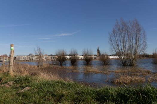 Drukke binnenstad tijdens koningsdag zutphen 2026 met vrijmarkt, oranje vlaggen en bezoekers