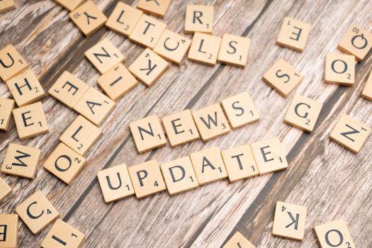 Laatste nieuws Alkmaar op smartphone met het Waagplein en de binnenstad op de achtergrond