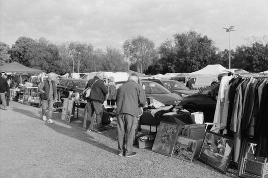 Bezoekers op een rommelmarkt in Alkmaar, passend bij rommelmarkt Alkmaar vandaag