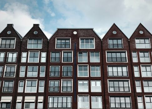 Huiseigenaar in Alkmaar bekijkt subsidies voor verduurzamen woning 2026 bij een geïsoleerde woning met zonnepanelen
