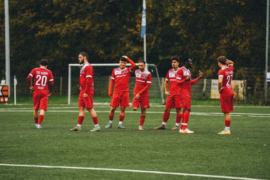 Supporters volgen wk kwalificatie europa wedstrijden op groot scherm in een sportcafé in Alkmaar