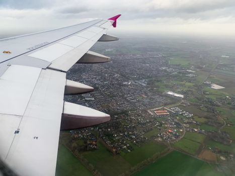Vrouw in Alkmaar bekijkt op haar telefoon hoe airmiles werken en waar ze punten kan besteden