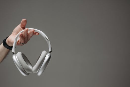 Premium over-ear koptelefoon als mogelijke AirPods Max 2 in een moderne winkelomgeving in Alkmaar