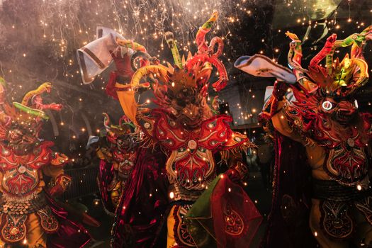 Bezoekers genieten van een sfeervol festival in Alkmaar in 2026 met foodtrucks, lichtjes en drukke terrassen in de binnenstad