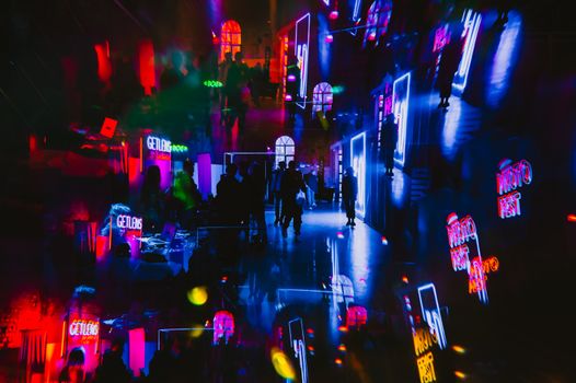 Bezoekers wandelen langs verlichte kunstinstallaties tijdens het Alkmaar Light Festival in de historische binnenstad