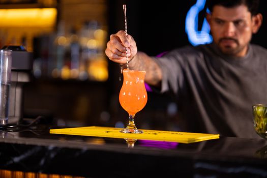 Gevel en terras van bar & restaurant Bloom Alkmaar in de binnenstad bij avondlicht
