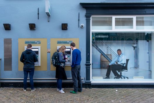 Inwoner van Alkmaar controleert belastingaangifte en toeslagen online op een laptop