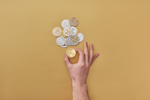 Nederlandse bitcoinbezitter in Alkmaar bekijkt crypto saldo en belastingregels voor 2026 op laptop