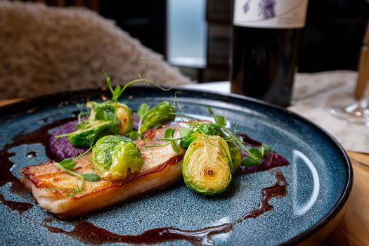 Terras en gerecht bij Heerlijk Nel in Alkmaar als voorbeeld van duurzaam uit eten met lokale en seizoensproducten