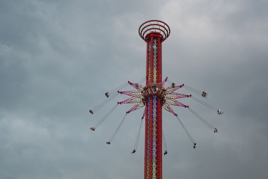 Avondbeeld van kermis Alkmaar 2026 in het centrum met attracties, lichtjes en bezoekers op het plein