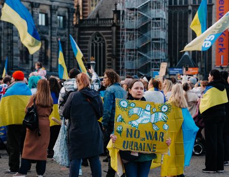 Laatste nieuws Oekraïne op laptop in Alkmaar met kaart van Europa en live updates