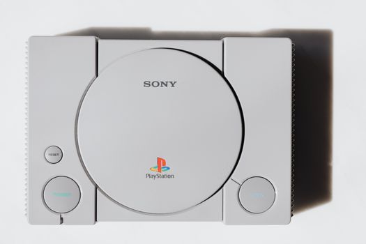 PlayStation-winkelinformatie in Alkmaar met consoles, controllers en games in een lokale winkelstraat