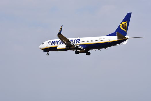 Reiziger uit Alkmaar vergelijkt Ryanair en andere vluchten op laptop met luchthavenkaart en ticketprijzen
