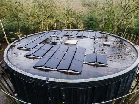 Sedumdak met zonnepanelen op een plat dak van een woning in Alkmaar
