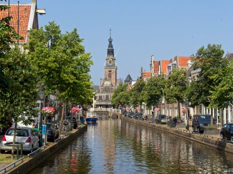Laptop met geopende leeswebsite over sexverhalen in een rustige Alkmaarse woonkamer