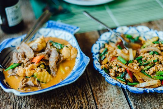 Thaise curry, rijst en noedels op tafel in een restaurant in Alkmaar