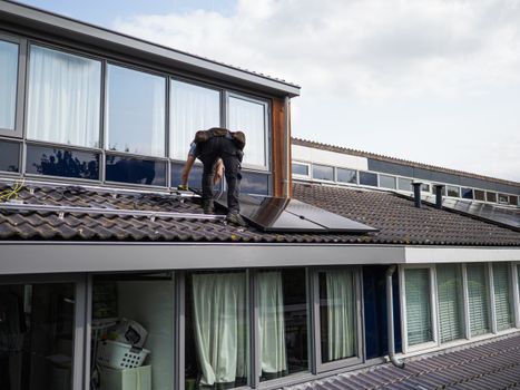 Thuisbatterij naast omvormer in een woning in Alkmaar met zonnepanelen op het dak