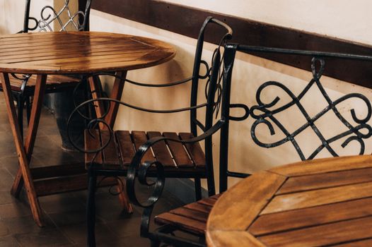Tweedehands horeca meubilair in een horecazaak in Alkmaar met tafels, stoelen en barkrukken