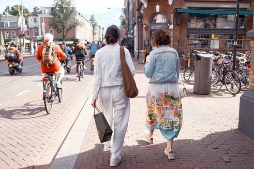 Etalage en interieur van Twin Arts Lifestyle in het centrum van Alkmaar met stijlvolle woonaccessoires en cadeauartikelen