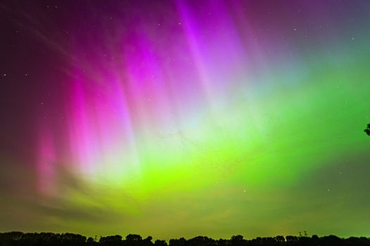 Noorderlicht boven donkere dijk bij Alkmaar als illustratie bij wanneer weer noorderlicht in Nederland 2026