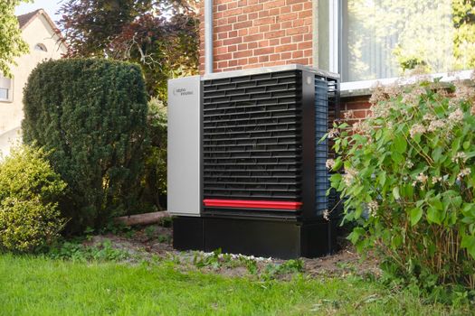 Huiseigenaar in Alkmaar bekijkt warmtepomp subsidie 2026 en rekent de kosten van een hybride of all-electric systeem uit