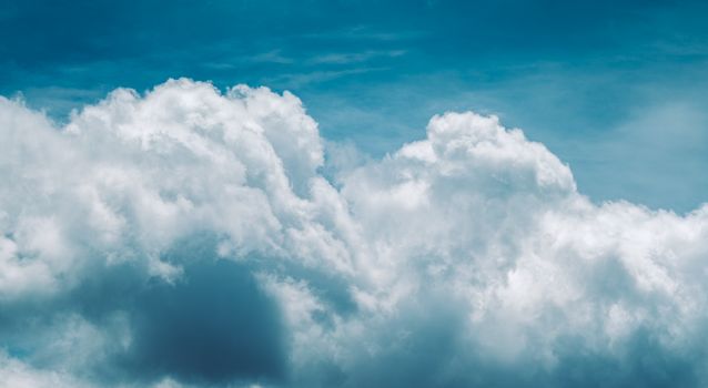 Weerbericht Alkmaar met wolken boven de binnenstad en fietsers op de Laat