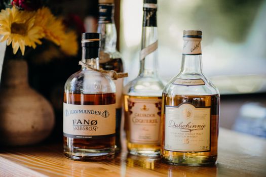 Bezoekers genieten van een sfeervol whiskyfestival in Alkmaar met proefglazen en gezellige stands